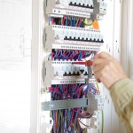 Le diagnostic de l installation electrique doit etre realisé par un professionnel (électricien)