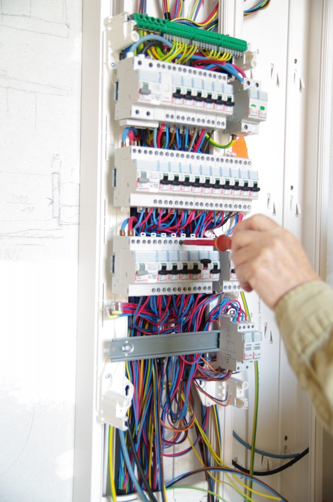 Le diagnostic de l'installation électrique doit être réalisé par un professionnel (électricien)