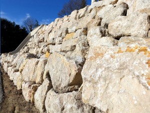 Les eaux usées pourront s’évacuer entre chaque bloc de pierre.