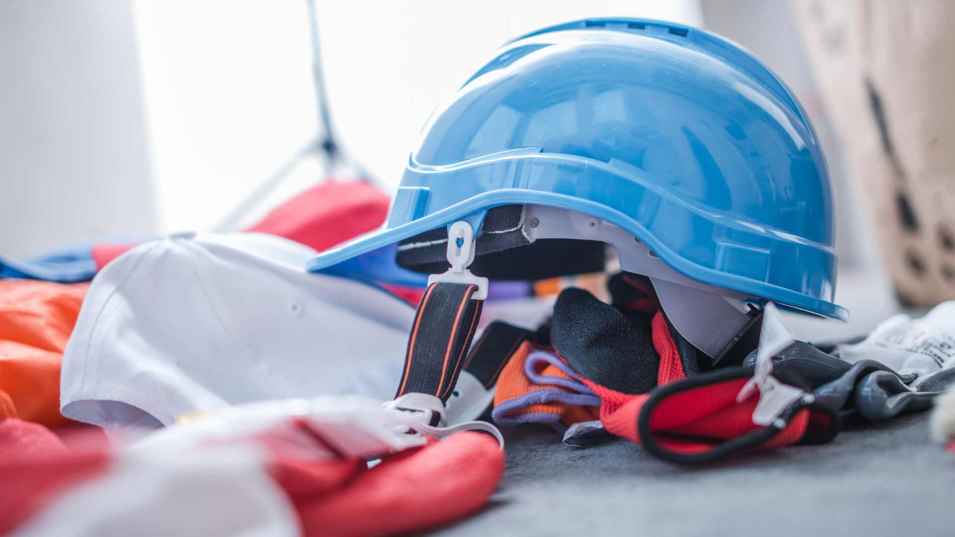 casque bleu sur des gants de protection