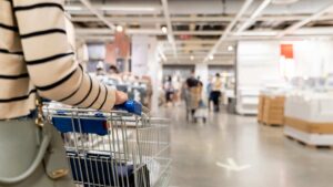 Femme qui fait ses courses chez IKEA
